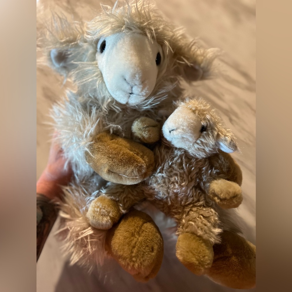VINTAGE momma lamb and baby stuffed animal from Ireland…🇮🇪